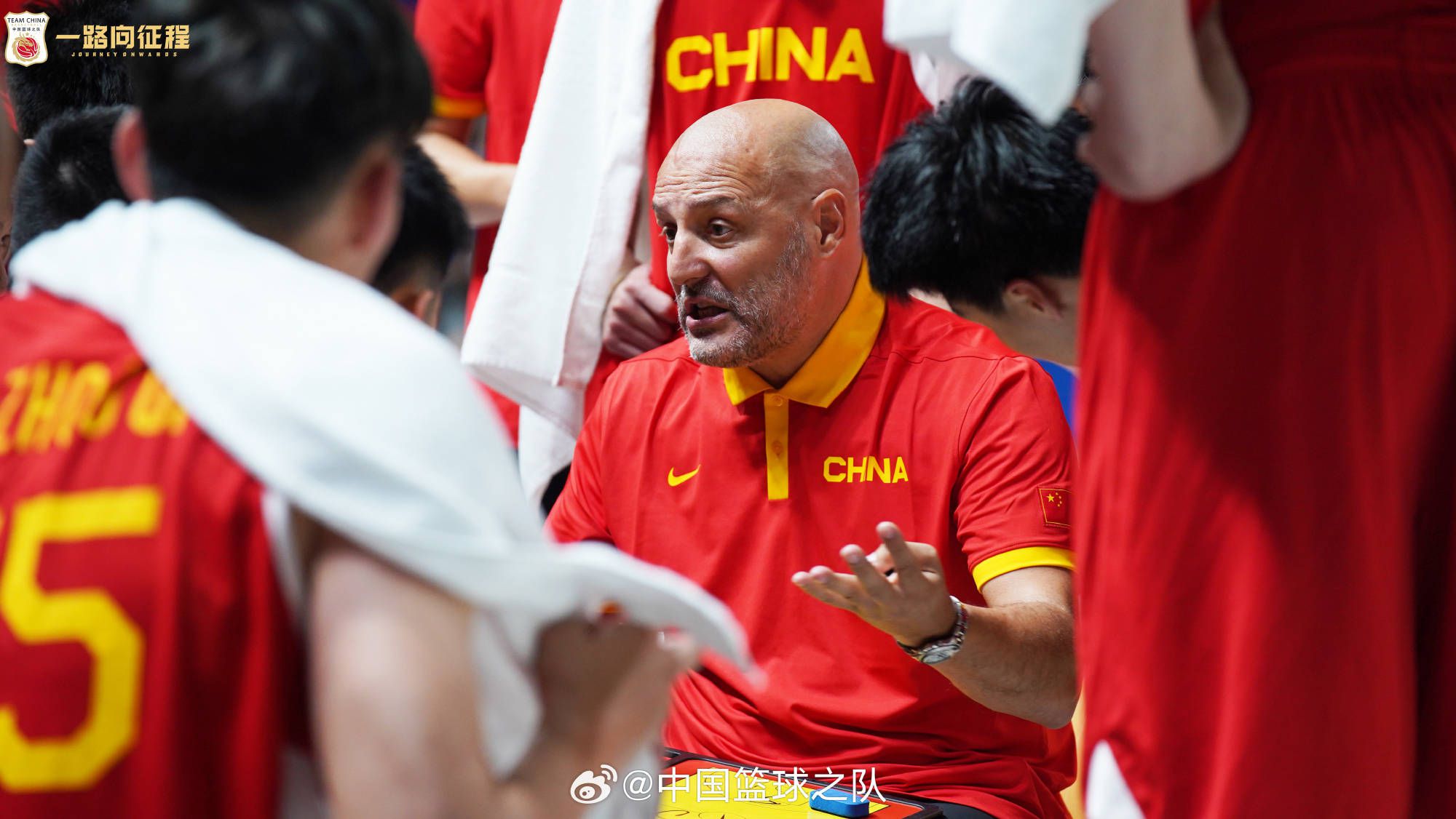 吴东海愤怒的说道：刘广是我们带进来的，这就已经相当于我们公开挑明了刘广是吴家的狗，这小子明知道是我们的狗，还敢动手？。